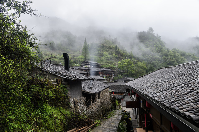 朋友圈下雨的心情说说 下雨天发朋友圈的话语